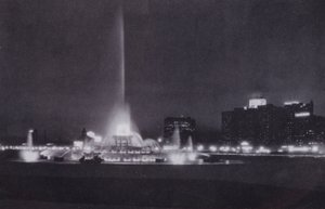 Chicago: Buckinghamská fontána, noční osvětlení (černobílá fotografie) od American Photographer (after)