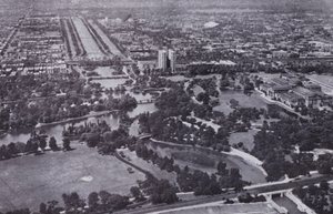Chicago: Jackson Park and the Midway from the Air (č/b foto) od American Photographer (after)