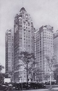 Chicago: Jeden z apartmánových hotelů v Chicagu (černobílá fotografie) od American Photographer (after)