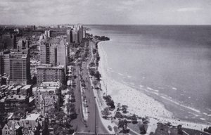 Chicago: Sheridan Road a Oak Street Beach, při pohledu na sever od hotelu Drake (černobílá fotografie) od American Photographer (after)
