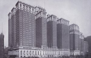 Chicago: The Stevens Hotel, s Blackstone Hotel vpravo (černobílá fotografie) od American Photographer (after)