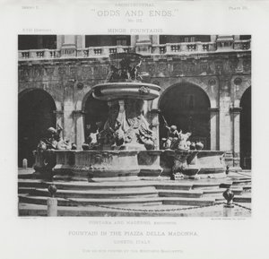 Fontána na náměstí Piazza Della Madonna, Loreto, Itálie (černobílá fotografie)