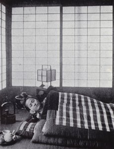 Dívka spí mezi vatovanými přikrývkami s dřevěným polštářem (černobílá fotografie) od American Photographer (after)