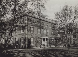Harvardská univerzita: Rezidence prezidenta Lowella (černobílá fotografie) od American Photographer (after)