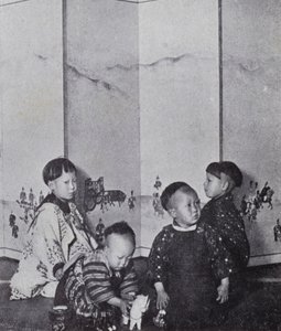 Japonská miminka ve hře (černobílá fotografie) od American Photographer (after)