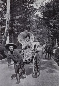 Japonské dívky v jinrikshas (černobílá fotografie)