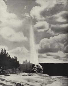 Gejzír Lone Star, Yellowstone, Wyoming (černobílá fotografie) od American Photographer (after)