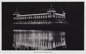 Marine Hall, osvětlená (č/b foto) od American Photographer (after)