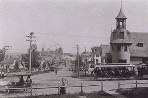 Old Orchard Beach, Maine: Old Orchard s výhledem na pláž (černobílá fotografie) od American Photographer (after)