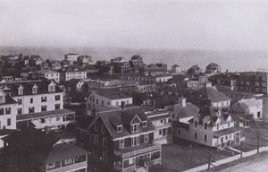 Old Orchard Beach, Maine: Vesnice při pohledu na východ od Old Orchard House (černobílá fotografie) od American Photographer (after)