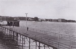 Old Orchard Beach, Maine: Pohled z mola (č/b fotografie) od American Photographer (after)