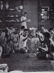 Porcelánoví dekoratéři při práci, ve známém Kinkosan Works v Awatě, Kioto (č/b foto) od American Photographer (after)