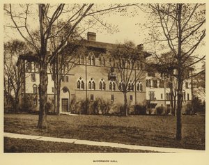 Princetonská univerzita: McCormick Hall (černobílá fotografie) od American Photographer (after)