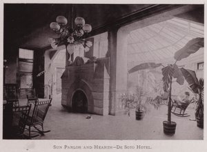 Sluneční salon a krb, De Soto Hotel (černobílá fotografie) od American Photographer (after)