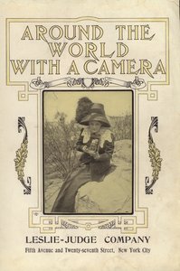 Ilustrace na titulní straně k filmu Cesta kolem světa s fotoaparátem (černobílá fotografie) od American Photographer (after)