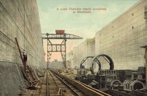Téměř dokončená plavební komora v Miraflores, Panamský průplav (barevné foto) od American Photographer