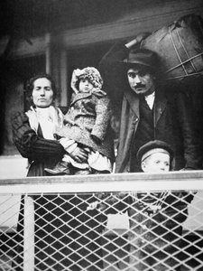 Italská rodina migrantů na trajektu z Ellis Island do New Yorku od American Photographer