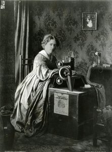Reklama na patentované šicí stroje Singers, 1899 od American Photographer