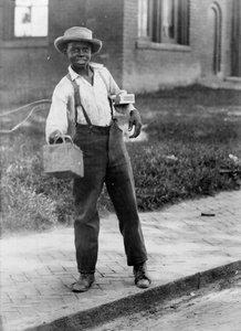 Afroamerický čistič bot, cca 1899 (č/b foto) od American Photographer