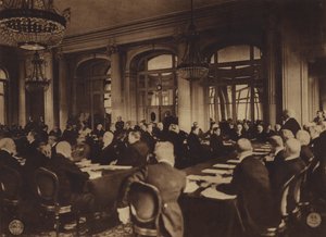 Amerika v první světové válce: Georges Clemenceau, francouzský premiér, předává německým delegátům mírové podmínky Spojenců v hotelu Trianon Palace ve Versailles, 7. května 2013 od American Photographer