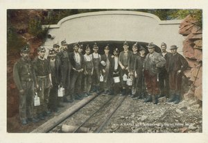 Americká těžba uhlí: horníci vracející se z práce (barevné foto) od American Photographer