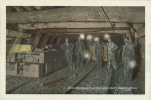 Americká těžba uhlí: Tažení vozů elektromotorem 1000 stop pod povrchem (barevné foto) od American Photographer