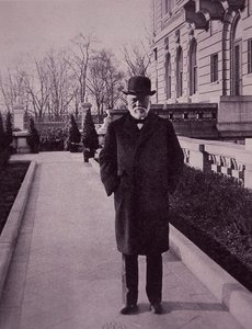 Andrew Carnegie před svým sídlem na Fifth Avenue v New Yorku od American Photographer