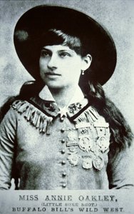Annie Oakley (1860-1926) (černobílá fotografie) od American Photographer