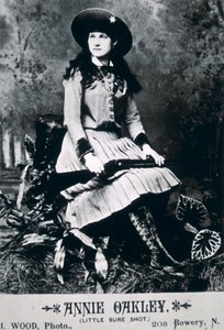 Annie Oakley (1860-1926) (černobílá fotografie) od American Photographer