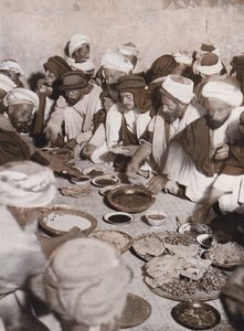Arabští vesničané při jídle, Palestina (čb fotografie) od American Photographer