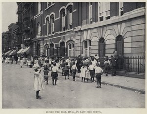 Než zazvoní zvonek, škola v East Side (černobílá fotografie) od American Photographer