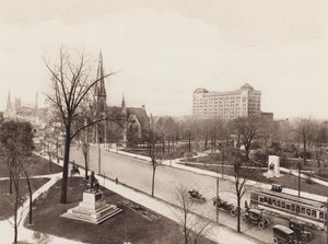 Pohled z ptačí perspektivy na Grand Circus Park, Woodward Avenue, Pingree Monument, Maybury Monument, Central M E Church a budova YMCA, Detroit, Michigan (čb fotografie) od American Photographer