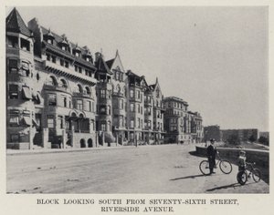 Blok při pohledu na jih ze Sedmdesáté šesté ulice, Riverside Avenue (černobílá fotografie) od American Photographer