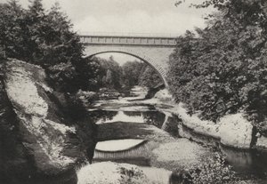 Boston: (čb fotografie): Echo Bridge, Newton Upper Falls, Newton (čb fotografie) od American Photographer