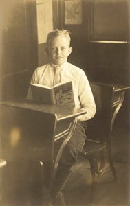 Chlapec čte Unesený (čb fotografie) od American Photographer