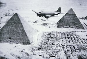 C-47 letící nad egyptskými pyramidami od American Photographer