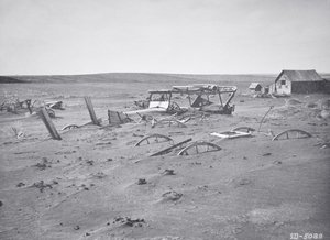 Auto a zemědělské stroje pohřbené prachem a pískem, Dallas, Jižní Dakota od American Photographer