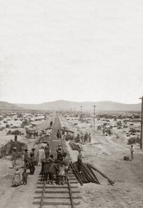 Stavba v roce 1869 Central Pacific Railways - Nevada - Dělníci staví železniční tratě Central Pacific Company, aby postavili první severoamerickou transkontinentální železnici. (Central Pacific Railroad Company) od American Photographer