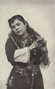 Tančící dívka v ulici káhirského divadla od American Photographer