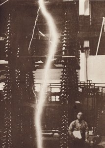 Výboj umělého blesku z generátoru o napětí pět milionů voltů (čb fotografie) od American Photographer