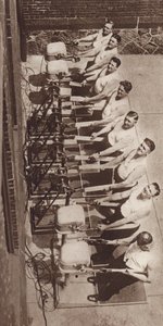 Elektrické vibrační přístroje pro udržení kondice a hubnutí (čb fotografie) od American Photographer
