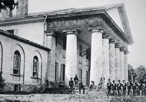 Federální jednotky okupující sídlo Roberta E. Lee, Arlington House (černobílá fotografie) od American Photographer