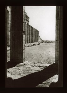 Předhradí chrámu Hatšepsut, Deir El-Bahri (skluzavka s lucernou) od American Photographer