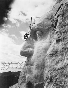 Gutzon Borglum kontroluje práci ve Washingtonu v Mount Rushmore, 1932 od American Photographer