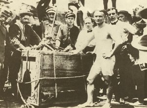 Harry Houdini při spouštění do ledové řeky Detroit v roce 1907 (čb fotografie) od American Photographer