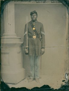 Henry F. Steward, seržant 54. dobrovolnického pěšího pluku v Massachusetts, 1863 (ručně kolorovaná čtvrtková ambrotypie) od American Photographer