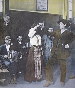 Imigranti v lidovém tanci na Ellis Island, New York Harbor od American Photographer
