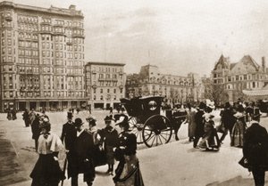 Před Plaza Hotel, New York City, 1896 od American Photographer