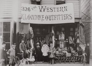 Obchod Klondike Outfitters, Cordova Street, Vancouver 1897 (černobílá fotografie) od American Photographer