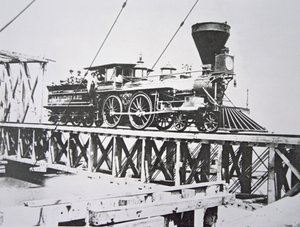 Lokomotiva US Military Railroads (Union Army) překračující kozlíkový most přes řeku Potomac (č/b foto) od American Photographer